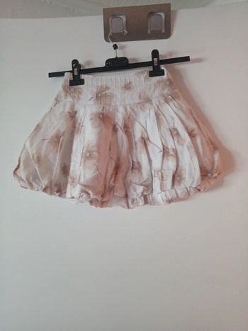 Jolie jupe blanche.  Taille 5 ans