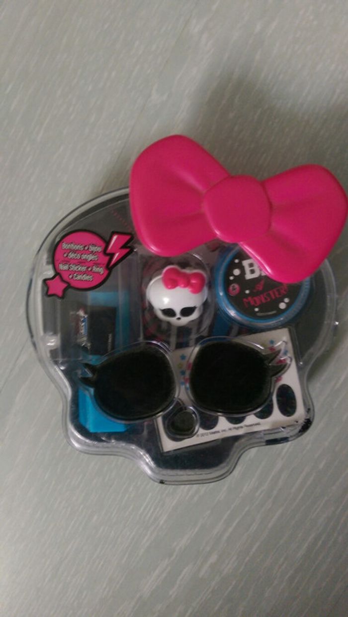 Boite monster high avec accessoires