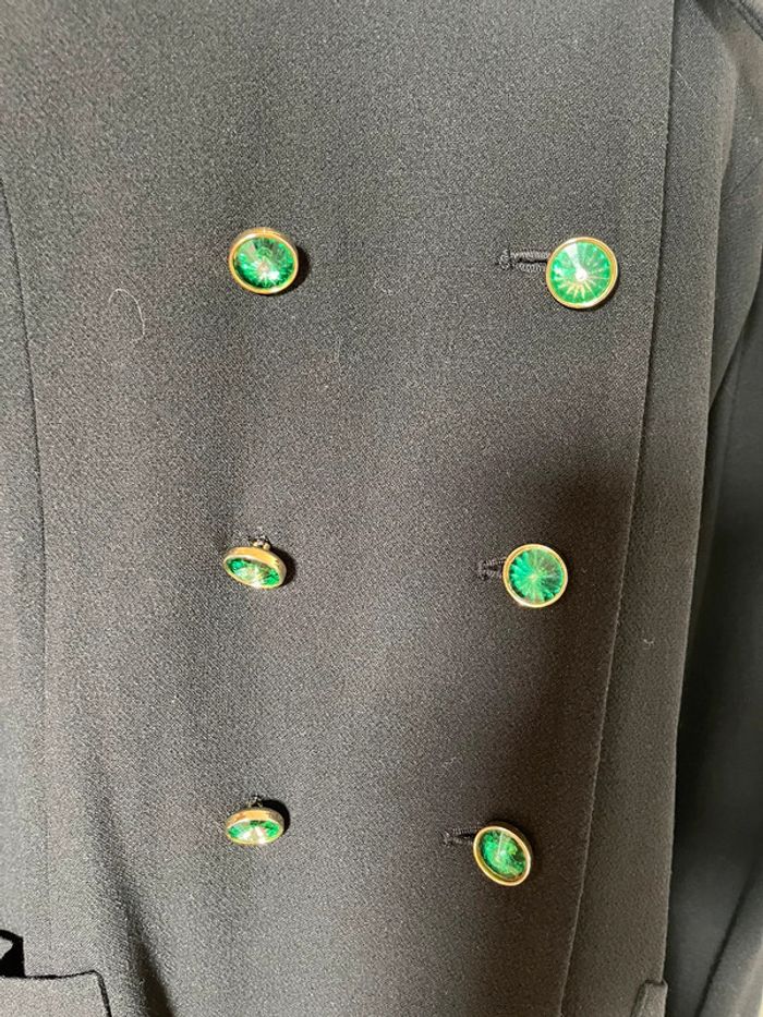 Veste longue noire avec boutons verts - photo numéro 2