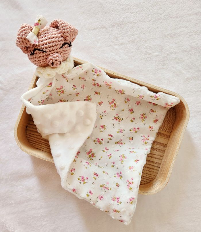 Doudou lange Louison le Cochon en crochet fait main cadeau de naissance anniversaire personnalisable