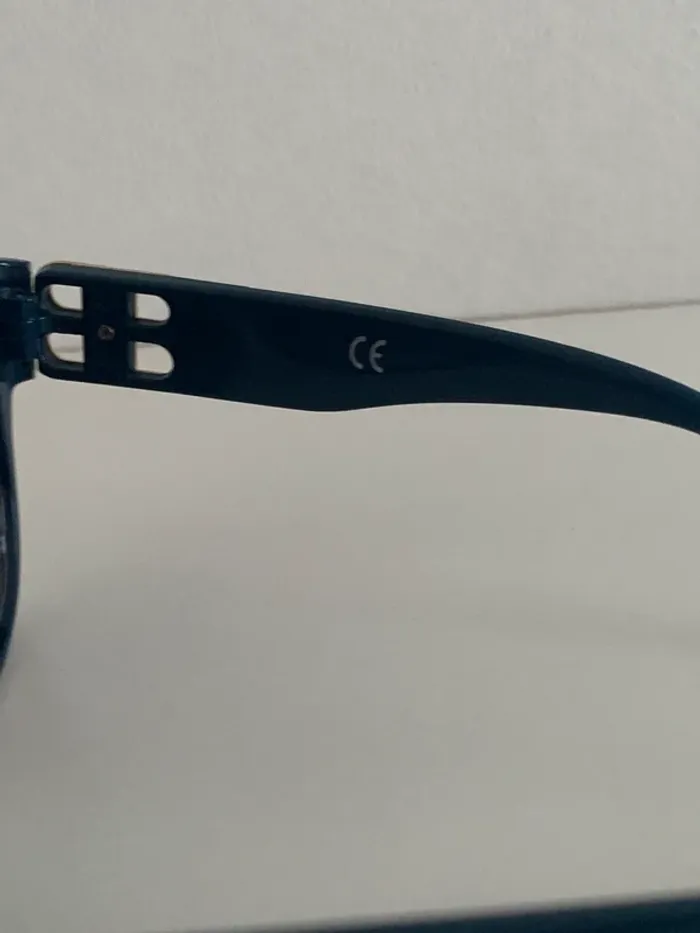 Lunettes Soleil bleu doré 🍭🍭 - photo numéro 5