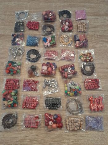 Lot de 40 sachets de perles et accessoires