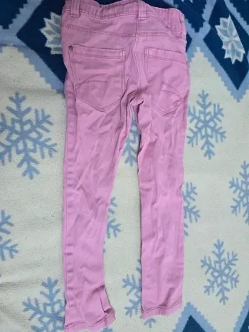 pantalon rose en taille 6 ans de la marque kiabi avec taille réglable