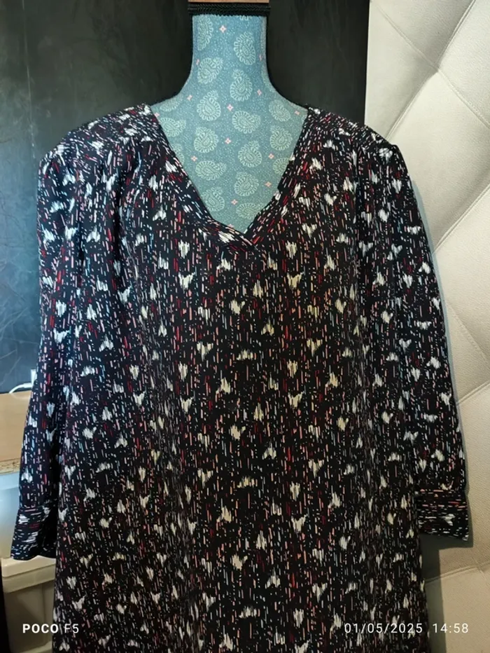 Robe fond noir  couleur rose blanc bleu - photo numéro 3