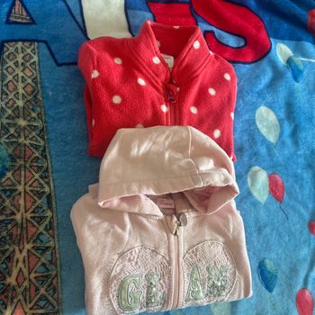 2 gilets fille 18 mois