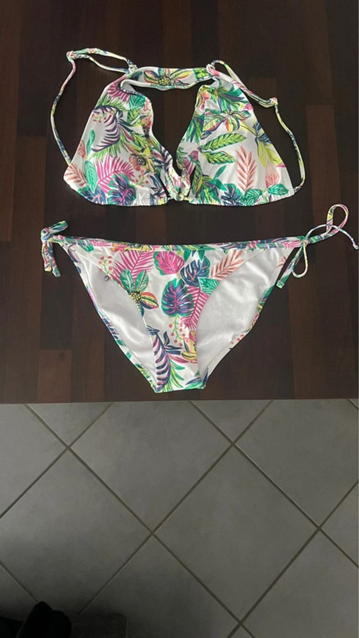 Joli maillot de bain 2 pièces taille 40 pour le bas 38 pour le haut neuf jamais porté gémo - photo numéro 2