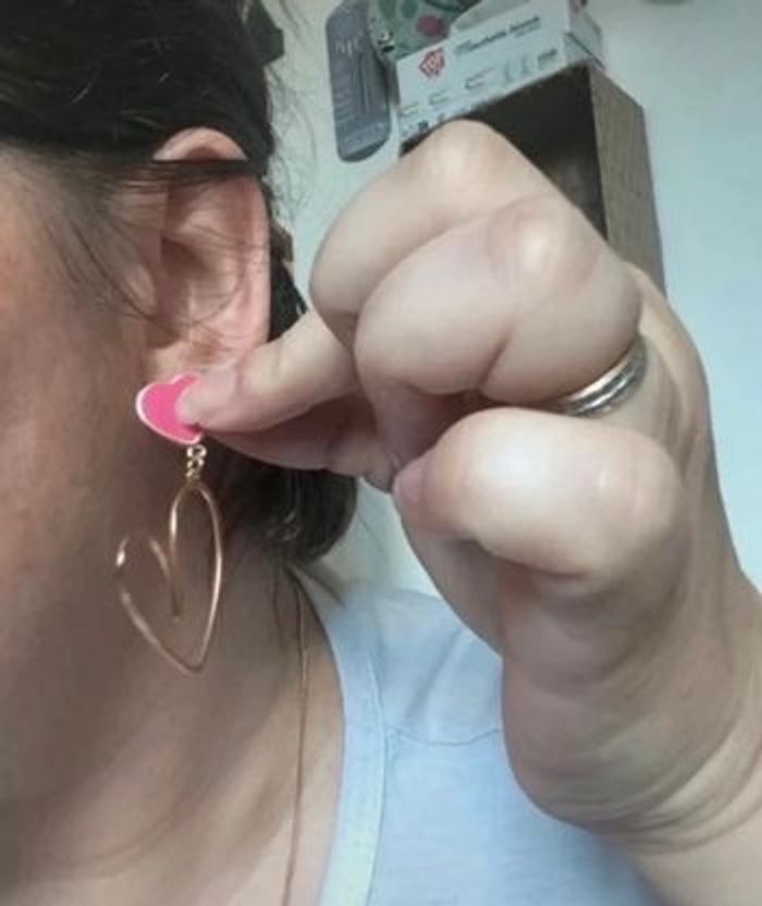 Boucles d’oreilles pendantes NEUVES pour femme en forme de cœur 💖 couleurs fuchsia et doré - photo numéro 3