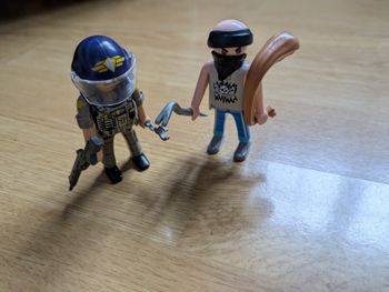 Policier et bandit playmobil