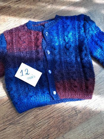 Magnifique gilet fait main neuf 12 mois