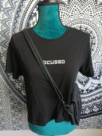Tee-shirt noir crop top à message focused / fb sister / (L)