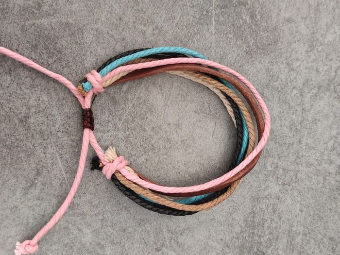 bracelet fantaisie réglable en cordeletettes multicolores et lanières simili cuir. - photo numéro 2