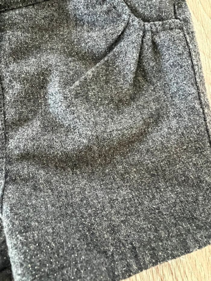 Short gris et argenté avec bretelles réglables TAO 18 mois TBE - photo numéro 2