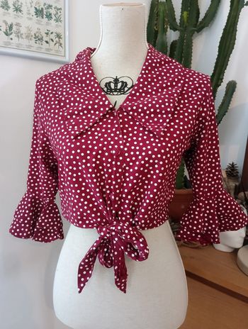 Chemise crop vintage à pois à nouer manches volantées