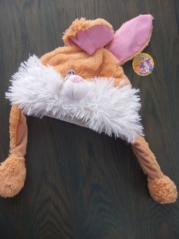 Bonnet lapin appuyé l'oreille se lève