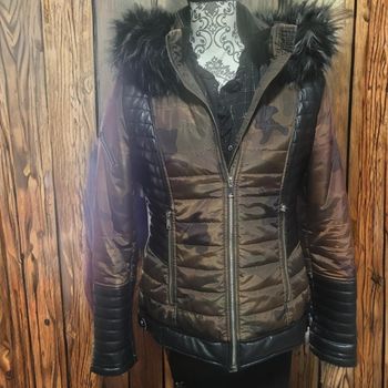 Veste à capuche détachable