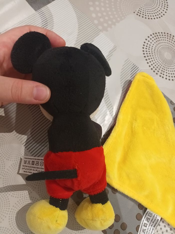 Peluche mickey avec sa couverture - photo numéro 3