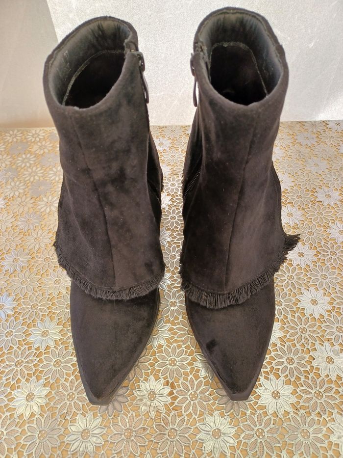 Bottines à talons coloris noir taille 37 en très bon état. - photo numéro 2