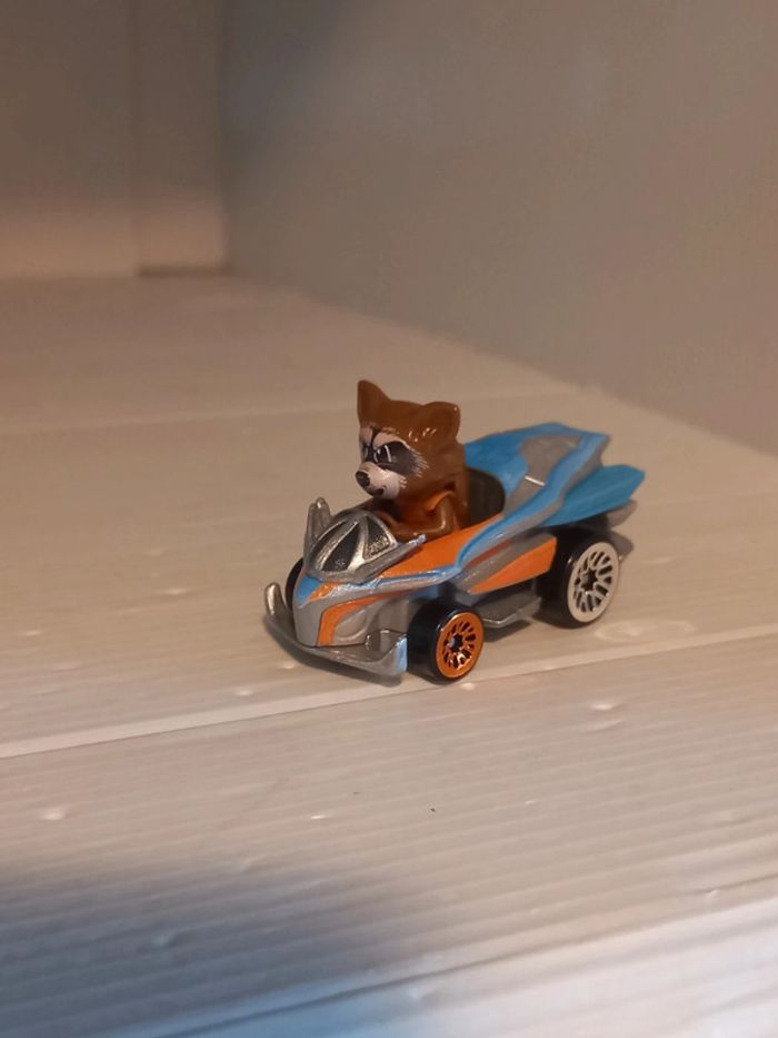 Hotwheel racer verse rocket