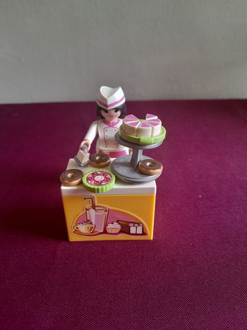 Pâtissière avec gâteaux 9097 playmobil