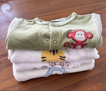 Lot  de 3  pyjamas naissance  + 1 de 1 mois plutôt garçon