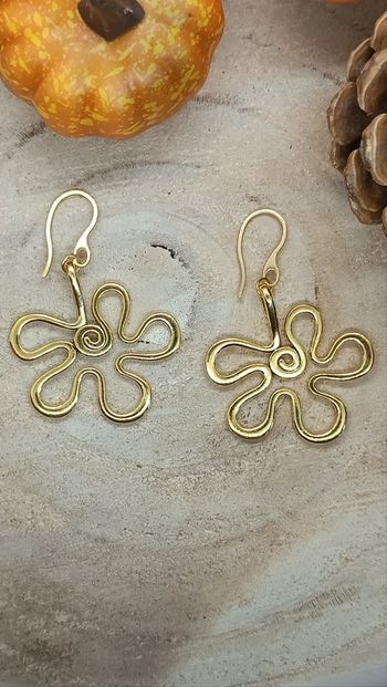 Jolies boucles grosses fleurs métal