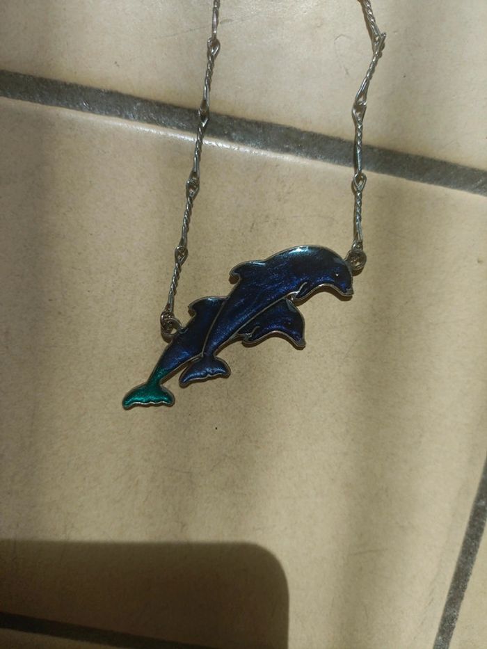 Joli collier dauphin