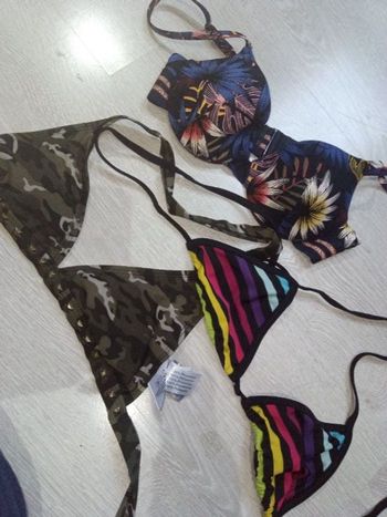 Trois hauts de maillot de bain neuf