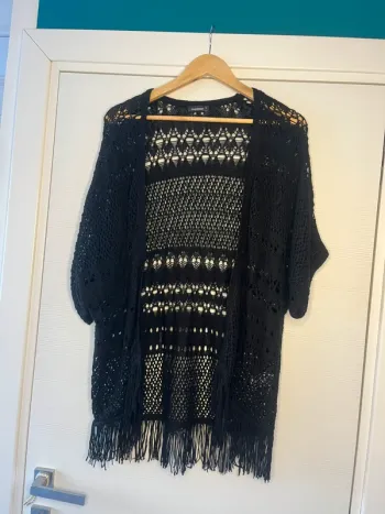 🔹 Gilet noir ajouré bohème – In Extenso 🔹