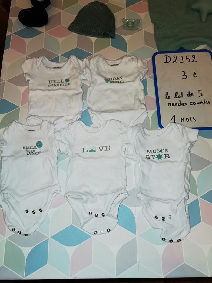 D2352 - lot de 5 bodies garçon 1 mois
