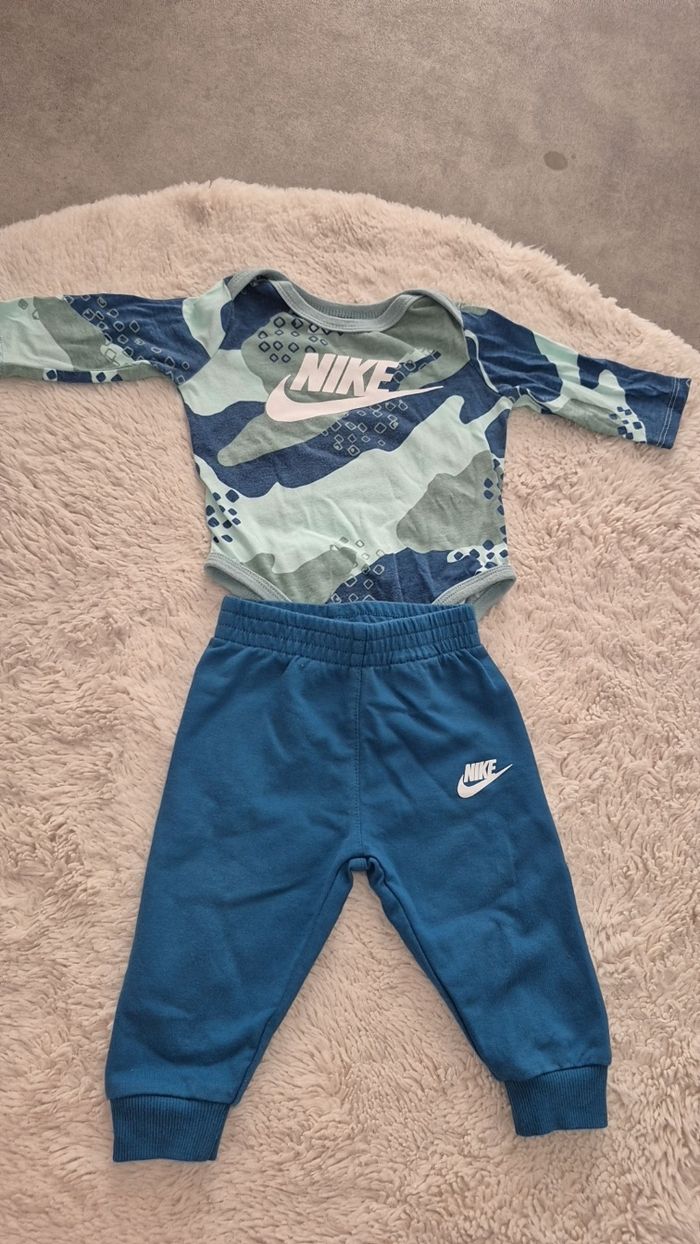 Lot ensemble survêtement nike - photo numéro 2