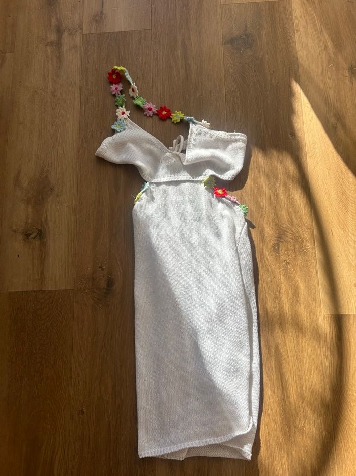 Robe blanche à détails fleuris - photo numéro 3