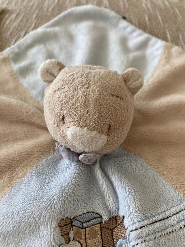 Peluche doudou plat 25cm noukies Ours écureuil tidou oscar et Leon bleu et beige très bon état - photo numéro 2