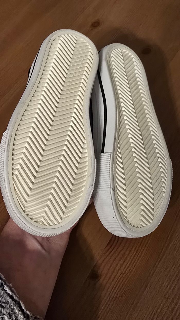 NEUVES (non portées) 💙🤩😍🥰🏷superbes baskets toiles pointure 24 mixtes - photo numéro 4