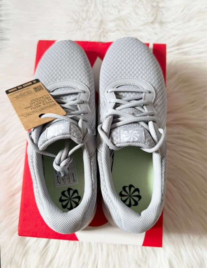 Baskets Nike Tanjun – Taille 44,5 – Gris clair/Blanc – Neuf avec étiquette - photo numéro 6