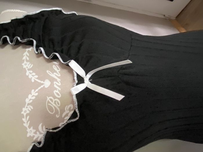 Robe noire à liseré blanc - photo numéro 2