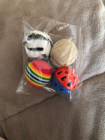 Jeu de balles  pour chat neuves