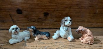 Figurines chiens en résine