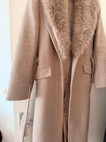Manteau long Zara beige col à fourrure 