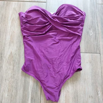 Maillot de bain 1 pièce Red point violet rembourré en haut taille 44