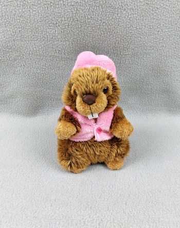 Petite peluche doudou castor marmotte LOVY PELUCHES 15 cm marron bonnet rose