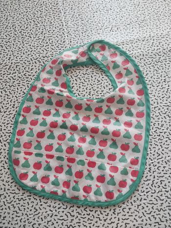 Bavoir IKEA motif pommes & poires