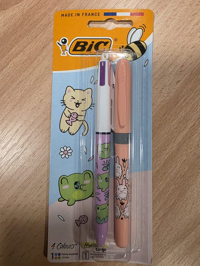 1 stylo 4 couleurs + 1 surligneur