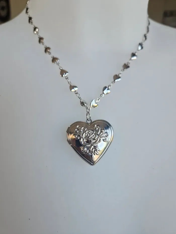 Collier fantaisie argenté pendentif Médaillon coeur avec rose