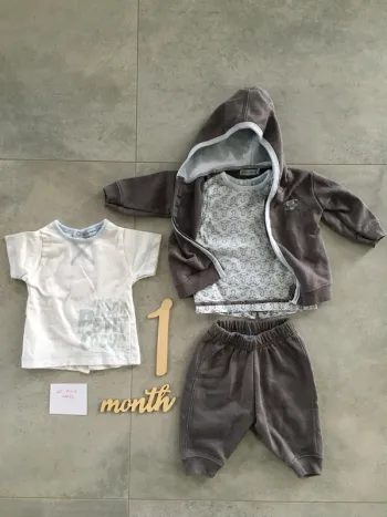 Ensemble jogging + 2 t-shirts  1 mois