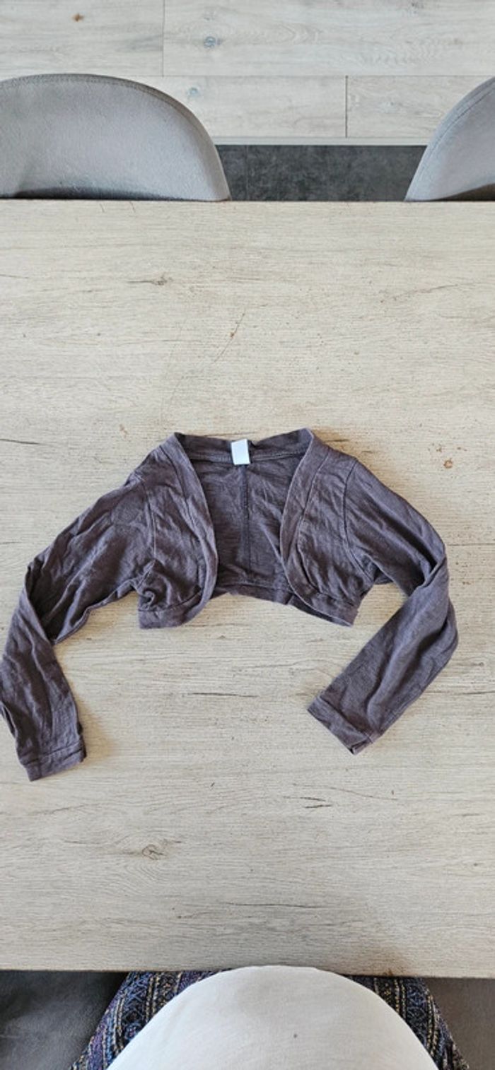 Gilet court à manches longues, gris foncé, Zara, taille 5/6 ans, bon état - photo numéro 2
