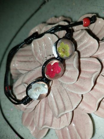 Bracelet fantaisie artisanal fleurs naturelles stabilisées en billes de verre neuf