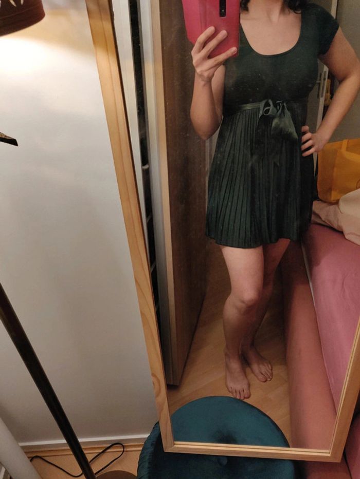 Robe plissée vert foncé avec ceinture satin à nouer - photo numéro 2