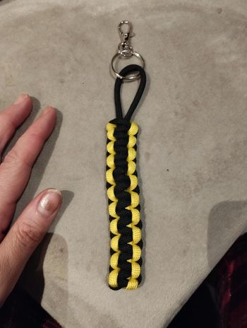 Porte clés en paracorde fait main noir et jaune
