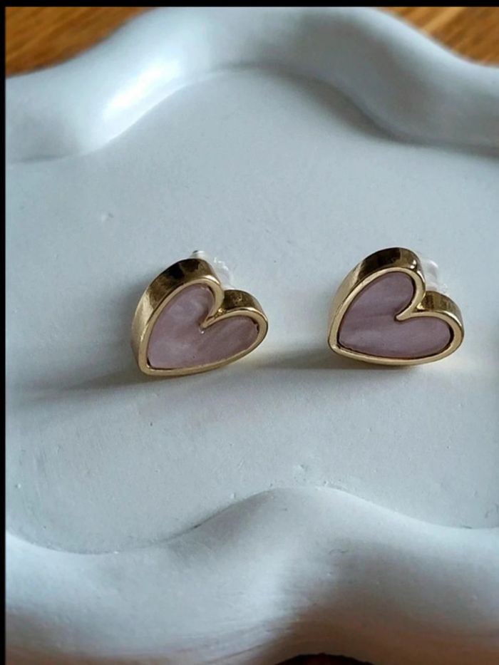 Boucles d’oreilles cœur rose et doré – clous fins féminins – bijou fantaisie romantique élégant - photo numéro 7