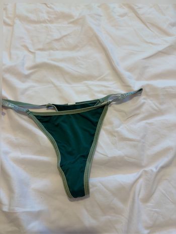string vert foncé